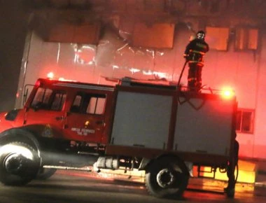 Θεσσαλονίκη: Σε πλήρη έλεγχο η φωτιά σε αποθήκη